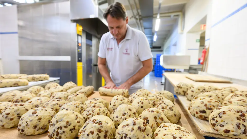 Im-Dresdner-Backhaus-werden-bereits-Christstollen-gebacken-fuer-den-US-Markt