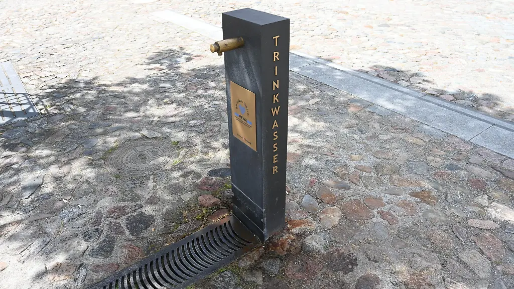 Anpassung-an-den-Klimawandel-bedeutet-auch-Trinkwasser-in-der-Stadt-anzubieten-wie-hier-in-Stralsund