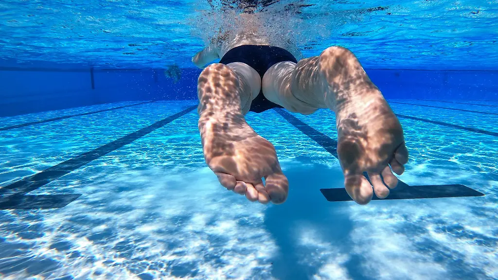 Abkuehlen-im-Freibad-Fuer-Kinder-und-Jugendliche-ist-das-in-den-Sommerferien-in-Anroechte-und-Detmold-dank-Spendern-kostenlos