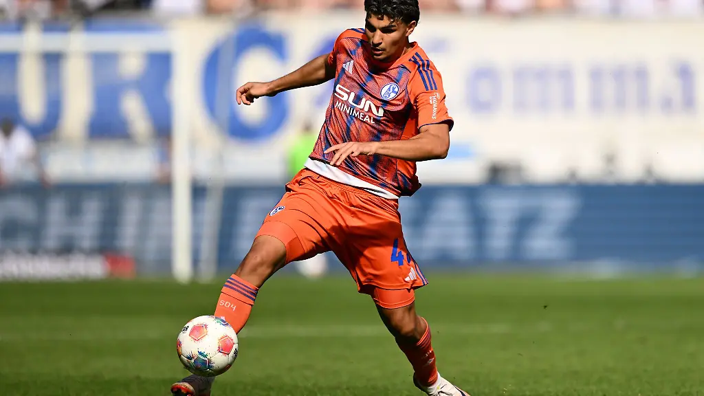 Hat-seinen-Vertrag-beim-FC-Schalke-04-langfristig-verlaengert-Mertcan-Ayhan