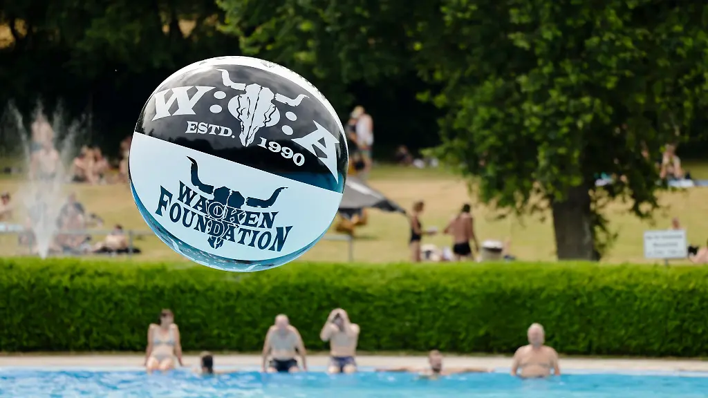 Im-Freibad-in-Wacken-ist-trotz-der-Hitze-noch-Platz