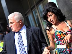 Hatte zwei Freundinnen verklagt: Vater von Amy Winehouse muss Millionenstrafe zahlen