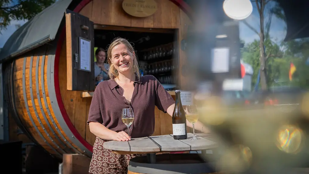 Winzerin-Tatjana-Held-vom-Weingut-Russler-knuepft-am-Weinprobierstand-Kontakte-zu-Neukunden