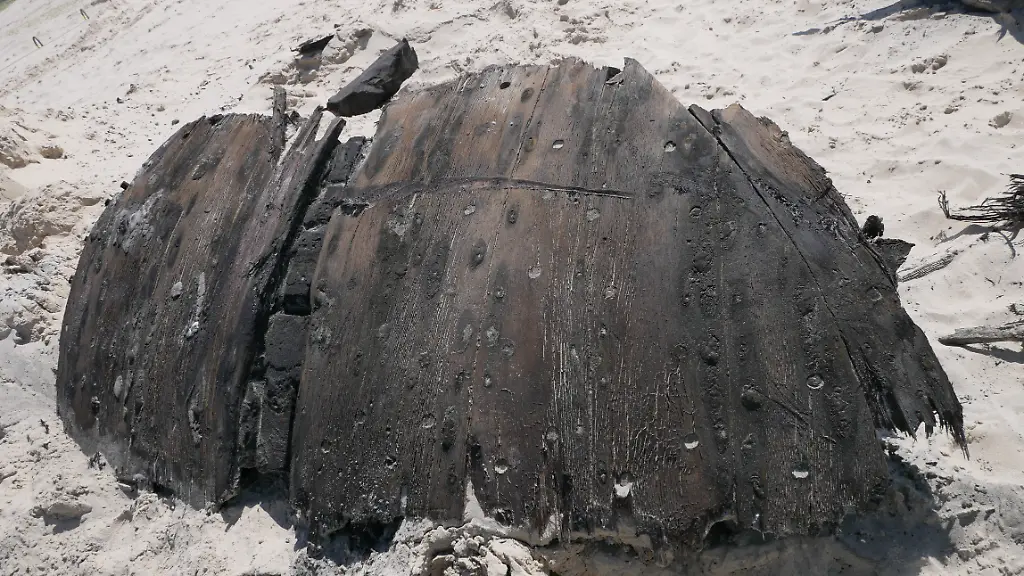 Ein-Teil-eines-rund-300-Jahre-alten-Schiffswracks-liegt-am-Strand-der-Nordseeinsel-undatierte-Aufnahme-Das-niederlaendische-Holzschiff-stammt-wohl-aus-dem-17-oder-18-Jahrhundert