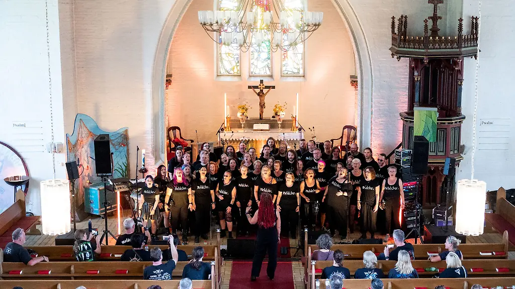Der-Metalchor-singt-in-der-Kirche-in-Wacken