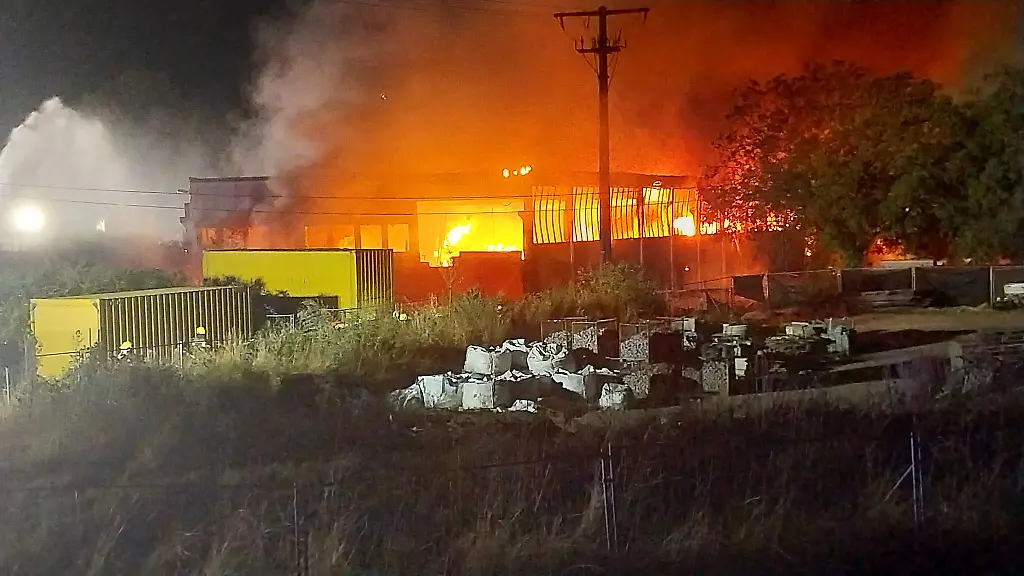 Eine-Lagerhalle-in-Riegel-am-Kaiserstuhl-steht-in-Flammen