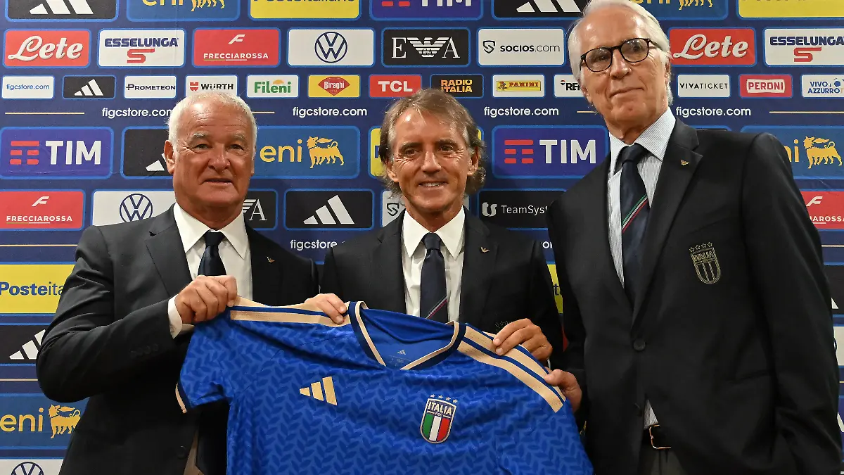 260730-ROME-July-30-2026-Xinhua-Newly-appointed-head-coach-of-the-Italy-men-s-national-football-team-Roberto-Mancini-C-newly-appointed-technical-director-of-Italian-Football-Federation-Claudio-Ranieri-L-and-Italian-Football-Federation-FIGC-President-Giovanni-Malago-pose-during-a-press-conference-in-Rome-Italy-July-29-2026-Italy
