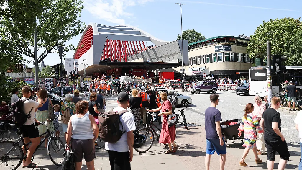 Die-neue-Sternbruecke-soll-am-Donnerstag-in-ihre-finale-Position-gebracht-werden