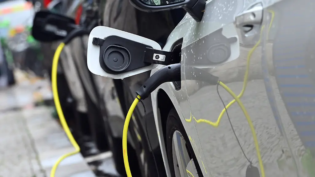 E-Auto-Laden-Sven-Simon-Imago