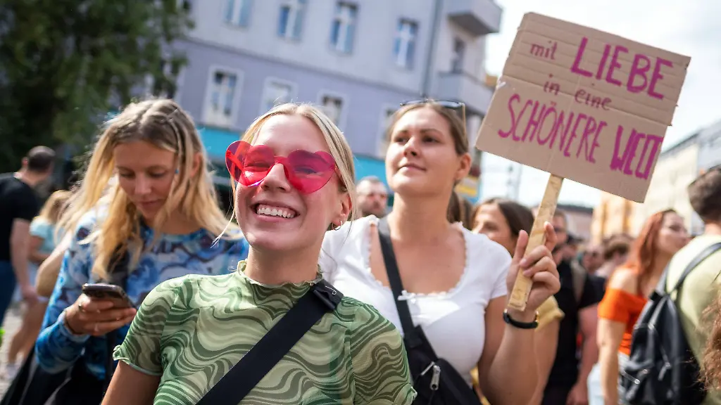 Zug-der-Liebe-2023-Der-politische-Rave-fuer-mehr-Mitgefuehl-Naechstenliebe-und-soziales-Engagement-zieht-unter-dem-Motto-Mehr-Liebe-fuer-die-Welt-von-morgen-durch-Berlin-Parade-Of-Love-2023-The-political-rave-for-more-compassion-charity-and-social-commitment-moves-through-Berlin-under-the-motto-More-love-for-tomorrow-s-world-snapshot-photography-K-M