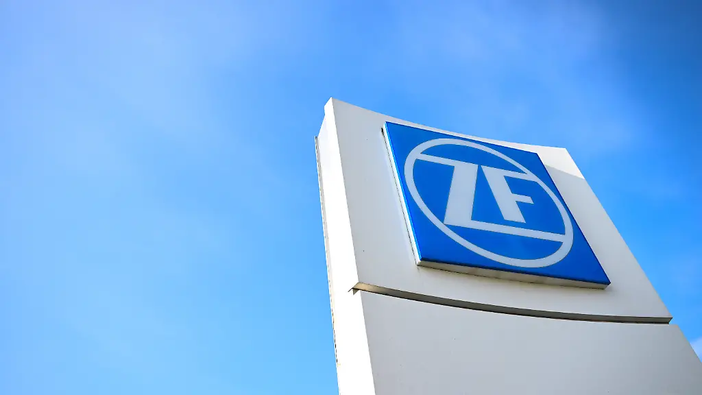ARCHIV-19-03-2026-Baden-Wuerttemberg-Friedrichshafen-Eine-Stehle-mit-dem-Logo-der-ZF-Friedrichshafen-AG-steht-vor-dem-Forum-des-Automobilzulieferers