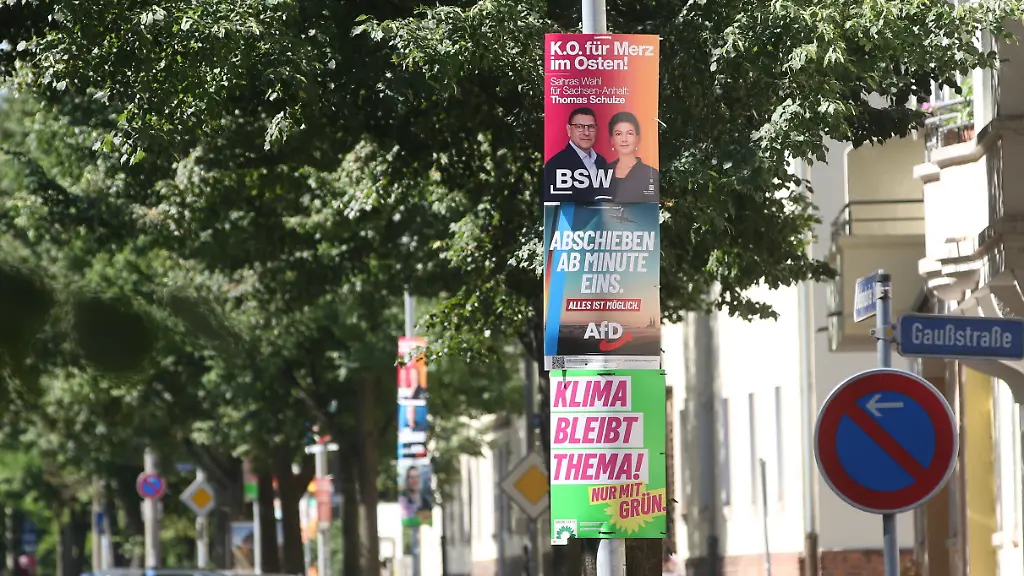 Wahlplakate-zur-Landtagswahl-in-Sachsen-Anhalt-in-Magdeburg-Magdeburg-02-07-2026-In-Magdeburg-praegen-die-Wahlplakate-der-Parteien-das-Stadtbild-Die-Parteien-werben-intensiv-fuer-die-bevorstehende-Landtagswahl-in-Sachsen-Anhalt-am-6-September-Wegen-einer-Sonderregelung-der-Landeshauptstadt-begann-die-Plakatierung-frueher-als-im-restlichen-Bundesland