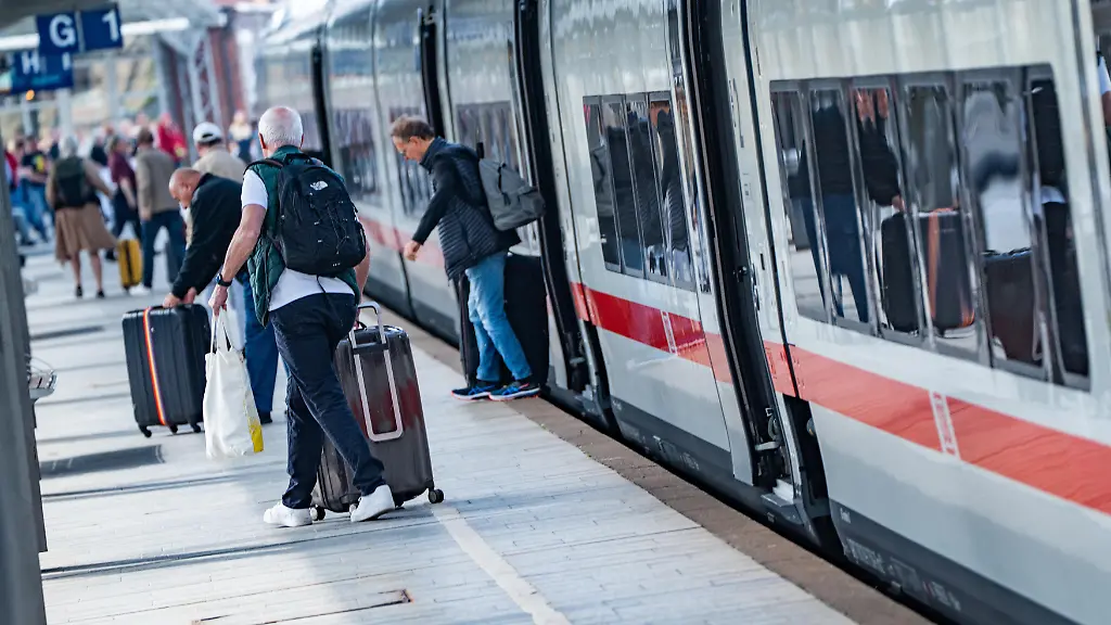 Der-im-Jahr-2026-neu-eingefuehrter-ICE-L-des-spanischen-Eisenbahnherstellers-Talgo-bedient-die-Strecke-Westerland-Sylt-Hamburg-Hbf-Berlin-Hbf-sowie-nach-Nordrhein-Westfalen-betrieben-mit-Siemens-Dual-Mode-Vectron-Lokomotive-248-508-Zug-im-Bahnhof-von-Westerland