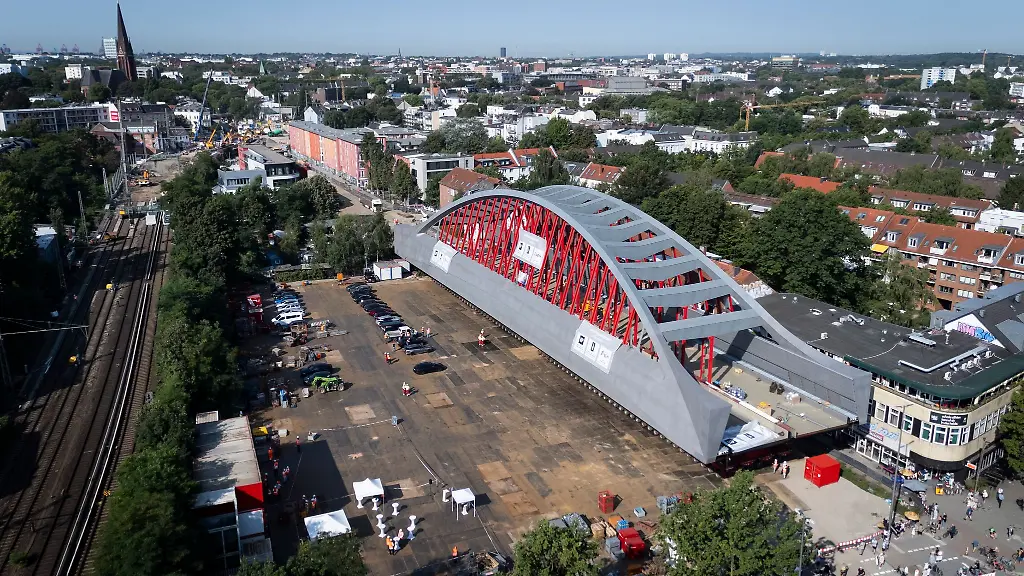 Die-Bruecke-hat-ein-Gewicht-von-etwa-3-700-Tonnen