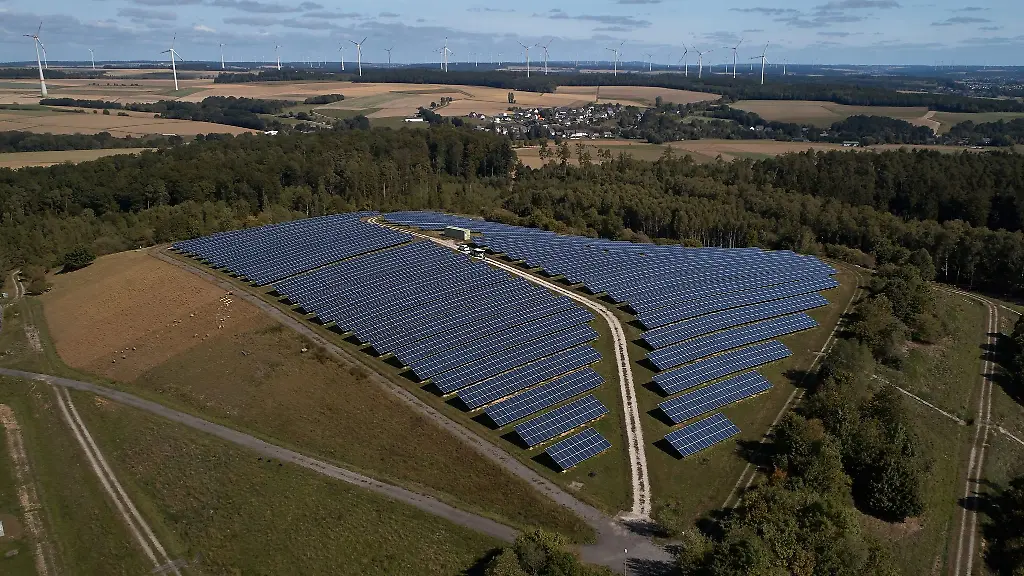 Ob-Photovoltaik-oder-Windkraft-Park-fuer-beide-soll-nach-dem-Willen-der-Gruenen-Fraktion-kuenftig-die-Pflicht-bestehen-Kommunen-und-Buerger-daran-zu-beteiligen