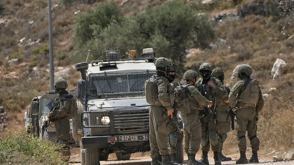 Einheiten-der-israelischen-Armee-sperren-die-Strasse-und-hindern-palaestinensische-Dorfbewohner-die-von-auslaendischen-und-israelischen-Friedensaktivisten-unterstuetzt-werden-daran-ihre-Felder-zu-erreichen-auf-denen-israelische-Siedler-einen-neuen-Aussenposten-errichtet-haben-in-der-Stadt-Qabalan-im-Westjordanland-suedoestlich-von-Nablus
