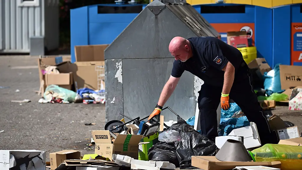 Der-Abfallermittler-sucht-im-Muell-zum-Beispiel-nach-Adressetiketten