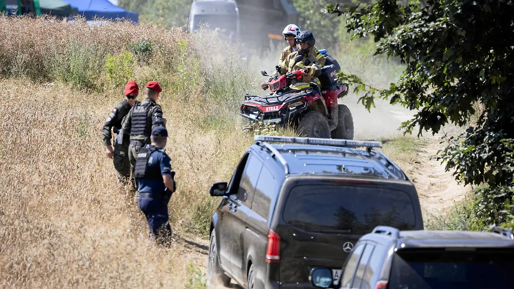 Firefighters-Military-Police-and-police-officers-work-at-the-site-where-an-unidentified-flying-object-believed-to-be-a-Russian-missile-as-Polish-Prime-Minister-Donald-Tusk-said-on-Thursday-fell-after-violating-Polish-airspace-in-a-field-near-the-village-of-Tarnawa-Kolonia-near-Lublin-Poland-July-30-2026-Jakub-Orzechowski-Agencja-Wyborcza-pl-via-REUTERS-ATTENTION-EDITORS-THIS-IMAGE-WAS-PROVIDED-BY-A-THIRD-PARTY-POLAND-OUT-NO-COMMERCIAL-OR-EDITORIAL-SALES-IN-POLAND