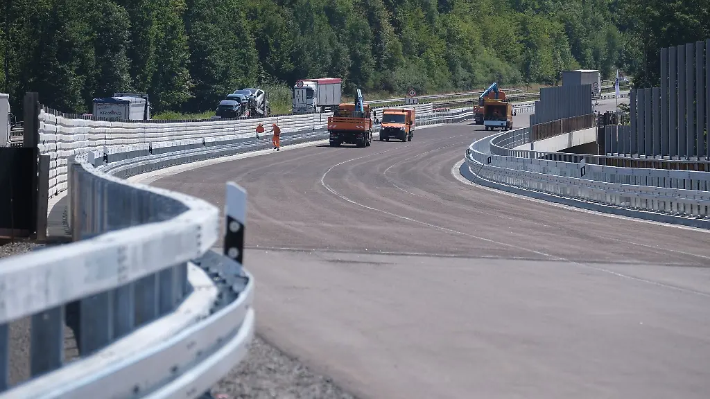 Ueber-den-Ersatzbau-soll-ab-Montag-der-gesamte-Verkehr-rollen