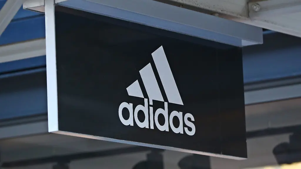 15-07-2026-Wirtschaft-v-l-Das-Logo-des-Sportartikelherstellers-Adidas-kennzeichnet-ein-Geschaeft-im-Zweibruecken-Fashion-Outlet-Das-Outletcenter-bietet-eine-grosse-Auswahl-internationaler-Sport-Fashion-und-Lifestyle-Marken-und-zaehlt-zu-den-bekanntesten-Einkaufszielen-der-Region