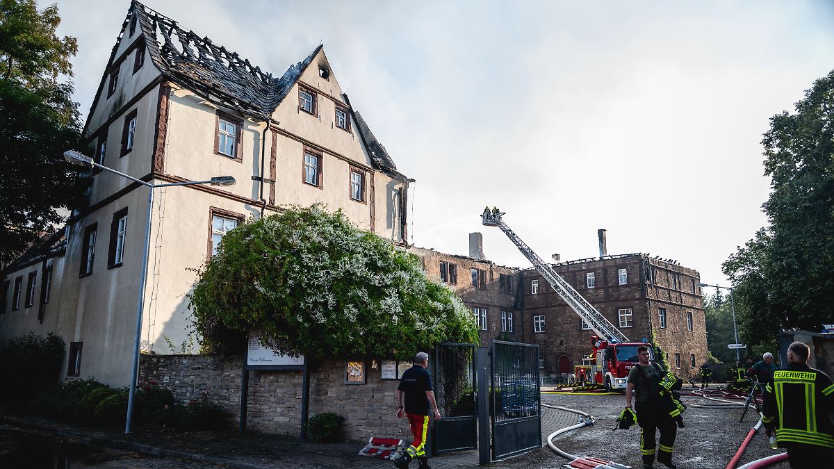 Erhebliche Schäden: Historisches Schloss Wallhausen steht seit Stunden in ...