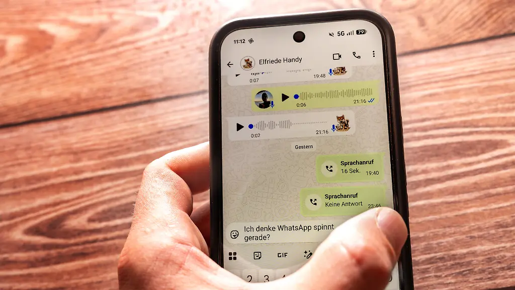 Ein-Smartphone-zeigt-einen-WhatsApp-Chat-mit-Sprachnachrichten-und-Anrufen-und-der-Nachricht-Ich-denke-WhatsApp-spinnt-gerade-Das-Bild-steht-fuer-digitale-Kommunikation-sowie-moegliche-WhatsApp-Stoerungen-Verbindungsprobleme-oder-Ausfaelle-des-Messenger-Dienstes