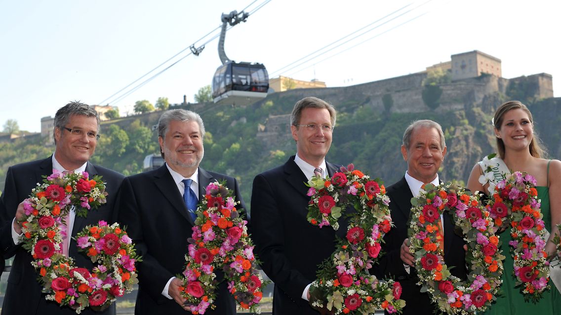 Der Geschäftsführer der BUGA 2011 GmbH, Hanspeter Fass, der rheinland-pfälzische Ministerpräsident Kurt Beck, Bundespräsident Christian Wulff, Heinz Herker, Präsident des Zentralverbandes Gartenbau und Blumenfee Christiane Sander bei der Eröffnung.