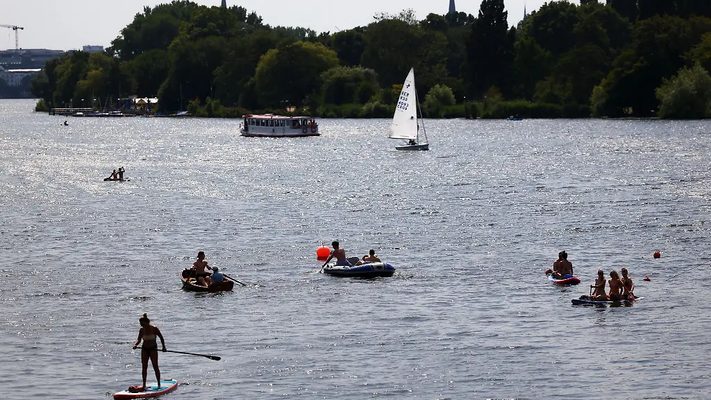 Die-Alster-ist-auch-bei-verhangenem-Himmel-gut-besucht