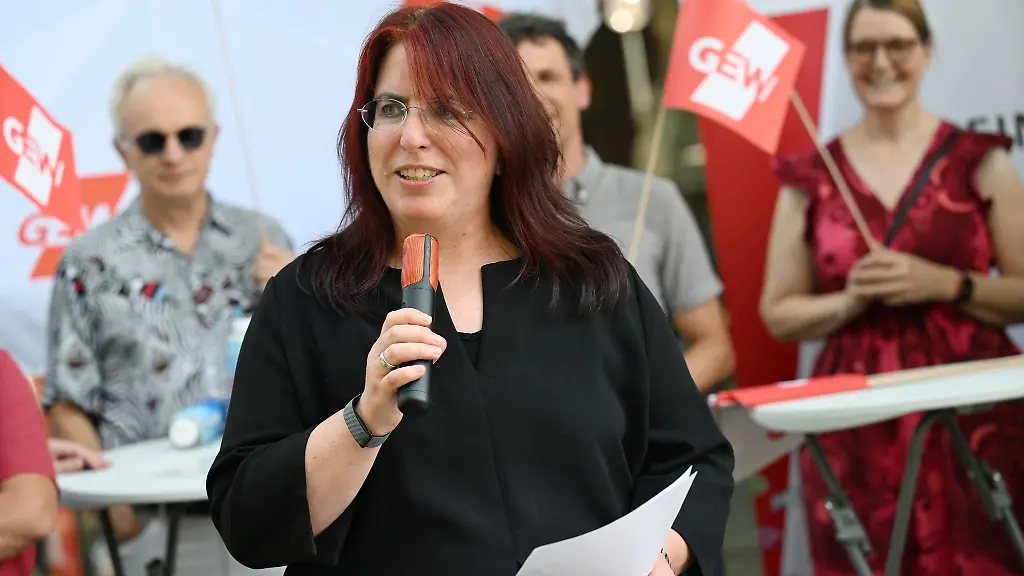 Gewerkschaft-GEW-protestiert-gegen-unwuerdige-Sommerarbeitslosigkeit-angehender-Lehrer