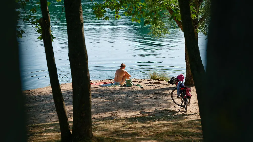 Manche-trotzen-der-Hitzewelle-am-Wasser