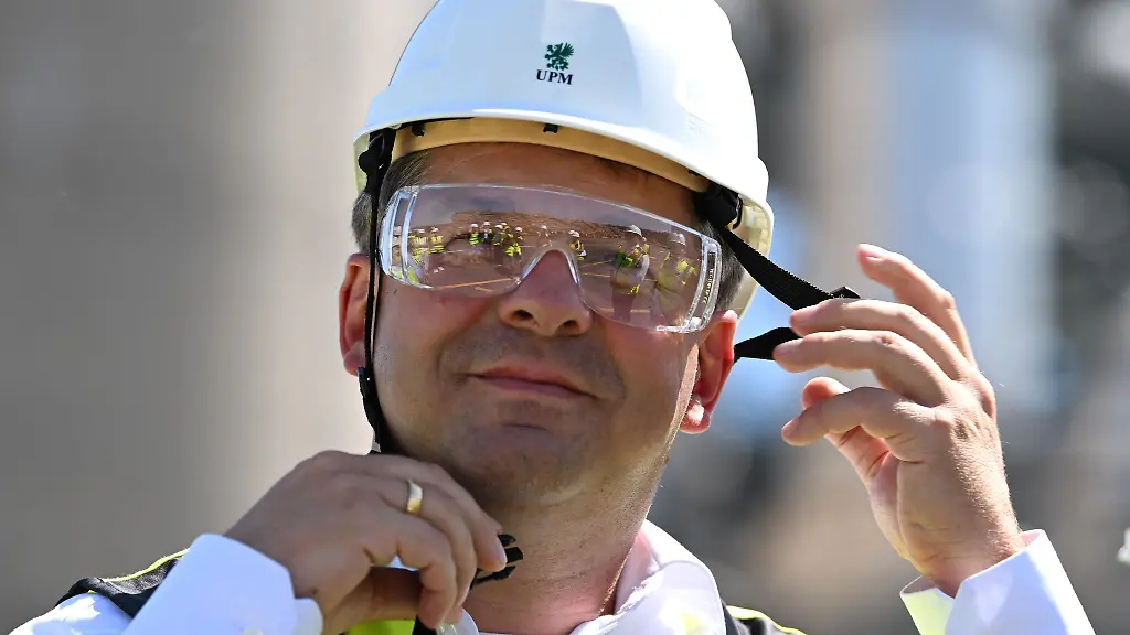 Ministerpraesident-Sven-Schulze-CDU-uebergibt-in-Leuna-einen-Foerderbescheid-ueber-knapp-elf-Millionen-Euro-fuer-einen-neuen-Forschungs-und-Entwicklungsstandort