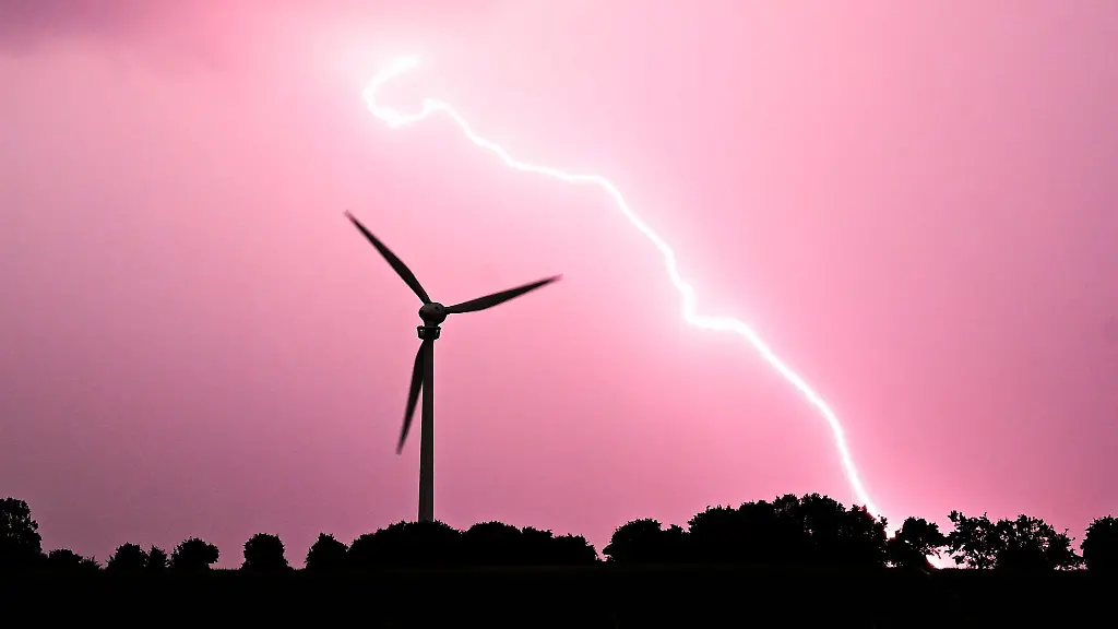 Ein-Unwetter-zieht-ueber-Niedersachsen