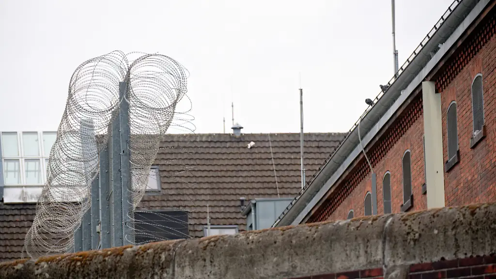 Mauern-und-Stacheldraht-umgeben-die-JVA-Siegburg