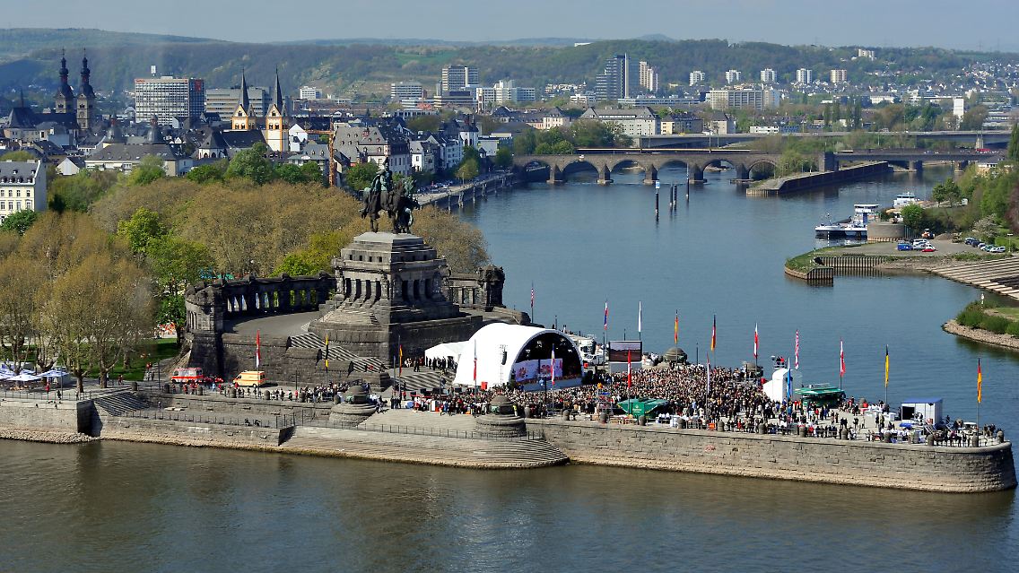 Besucher verfolgen am Deutschen Eck, dem Zusammenfluss von Rhein und Mosel in Koblenz, die Eröffnung der Buga 2011.
