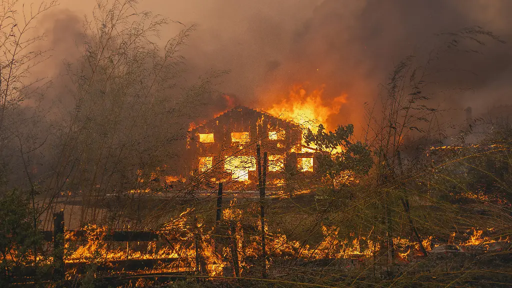 Wildfires-in-France-Le-Porge-Firefighters-are-trying-to-extinguish-fires-ravaging-homes-in-Le-Porge-in-southwestern-France-on-July-24-2026-as-part-of-the-effort-to-combat-wildfires-A-particularly-fierce-wildfire-has-burned-more-than-12-000-hectares-since-July-22-2026-near-the-Arcachon-Basin-Gironde-where-thousands-of-residents-and-tourists-have-been-evacuated-from-this-part-of-the-Landes-de-Gascogne-forest-which-was-already-devastated-by-flames-in-2022-Photo-by-Clement-Viala-Infobassin-com-ABACAPRESS-COM-Le-Porge-France-PUBLICATIONxNOTxINxFRAxUK-Copyright-xClementxViala-infobassin