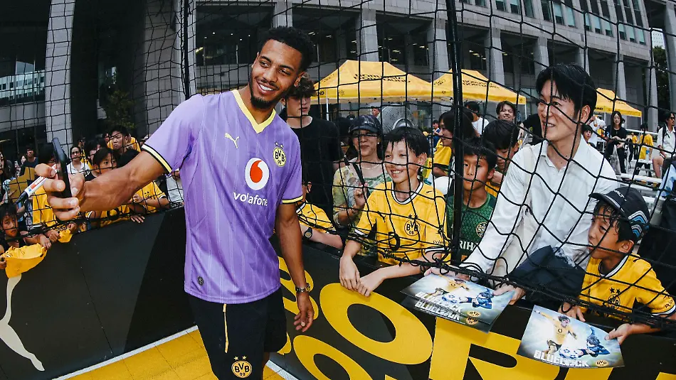 HANDOUT-30-07-2026-Japan-Tokio-Borussia-Dortmund-hat-sein-neues-Ausweichtrikot-bei-einer-Marketing-Reise-in-Japan-vorgestellt-Nationalspieler-Felix-Nmecha-traegt-das-neue-BVB-Trikot-am-Rande-einer-Veranstaltung-in-Tokio-Borussia-Dortmund-hat-sein-neues-Ausweichtrikot-bei-einer-Marketing-Reise-in-Japan-vorgestellt