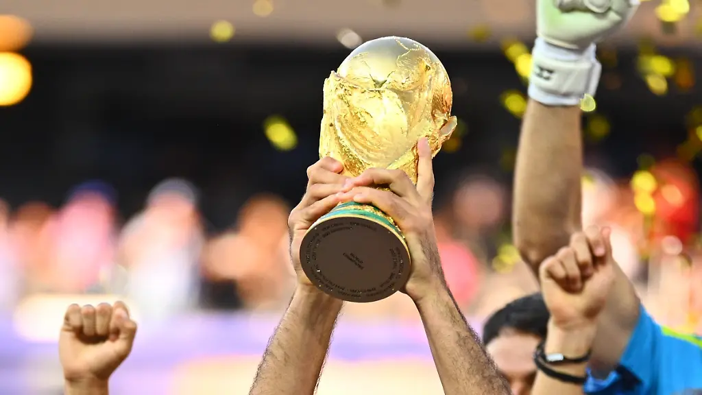 Fussball-Maenner-WM-2026-Finale-Spanien-Argentinien-New-York-New-Jersey-Stadion-in-East-Rutherford-Der-WM-Pokal-wird-von-Spielern-in-die-Hoehe-gehalten-ACHTUNG-Gemaess-den-Auflagen-der-FIFA-duerfen-die-Bilder-ausschliesslich-zur-redaktionellen-Verwendung-genutzt-werden-Eine-kommerzielle-Nutzung-ist-ausgeschlossen-Zudem-duerfen-keine-videoaehnlichen-Sequenzen-erstellt-werden-und-es-duerfen-keine-Veraenderungen-weder-im-Vordergrund-noch-im-Hintergrund-am-Bild-vorgenommen-werden