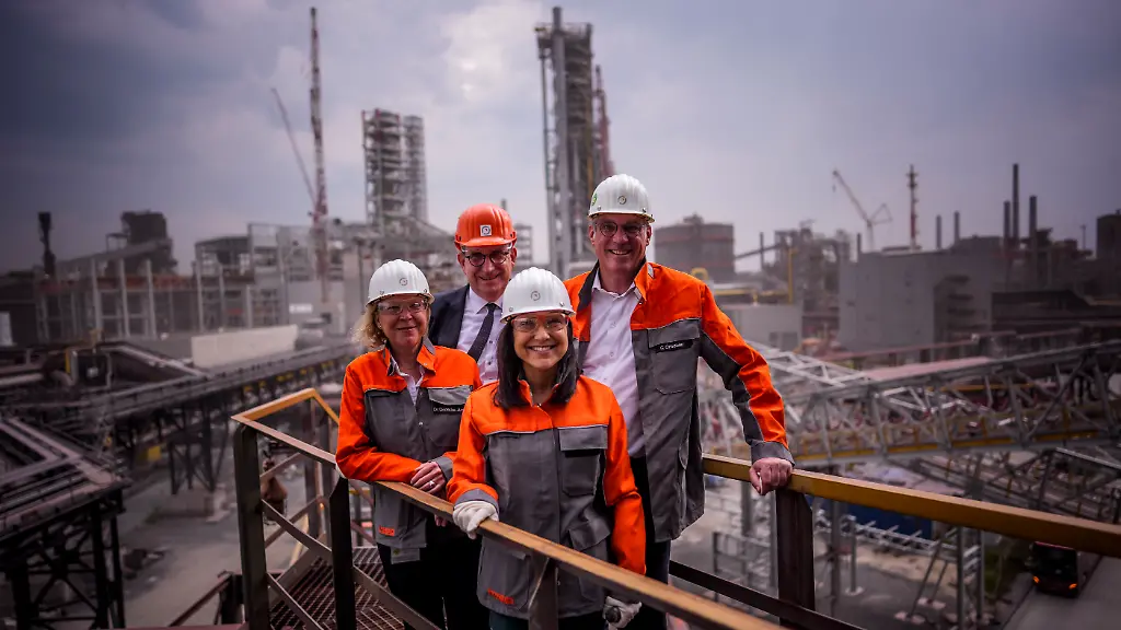 Katherina-Reiche-CDU-Bundesministerin-fuer-Wirtschaft-und-Energie-besucht-die-Salzgitter-AG-wo-die-erste-mit-Wasserstoff-betriebene-Direkt-Reduktions-Anlage-DRI-Turm-und-eine-Elektro-Lichtbogenanlage-gebaut-wird-Salzgitter-30-07-2026