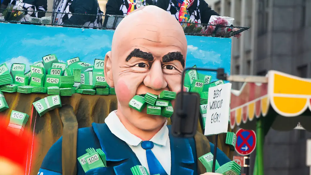 News-Bilder-des-Tages-Traditional-Rose-Monday-Parade-2023-In-Cologne-A-general-view-of-FIFA-President-Gianni-Infantino-s-best-World-Cup-carnival-float-is-seen-during-the-Rose-Monday-parade-in-Cologne-Germany-on-February-20-2023-cologne-Germany-PUBLICATIONxNOTxINxFRA-Copyright-xYingxTangx-originalFilename-tang-notitle230220-npfJm