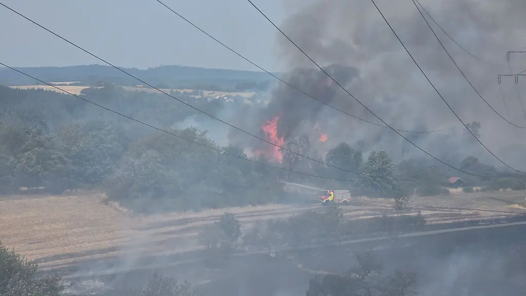 Um-die-200-Feuerwehrleute-und-andere-Einsatzkraefte-sind-vor-Ort-und-bekaempfen-die-Flammen