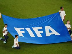 Fussball WM Frankreich Daenemark Vorrunde Gruppe D Spieltag 2 Stadion 974 Kinder Halten Ein Banner Mit Der Aufschrift FIFA Der Verband Entzieht Indonesien Die U20 WM