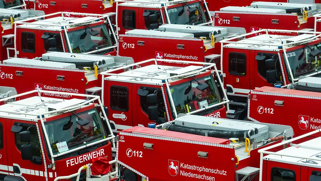 Mit-solchen-Waldbrandtankloeschfahrzeugen-sind-die-Feuerwehrleute-aus-Niedersachsen-auf-dem-Weg-nach-Spanien