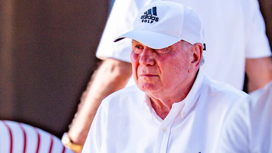 Trainingslager-Testspiel-FC-Rottach-Egern-vs-FC-Bayern-Muenchen-am-30-07-2026-in-Rottach-Egern-Uli-Hoeness-beobachtet-das-Spiel-am-Seitenrand-Training-camp-exhibition-match-FC-Rottach-Egern-vs-FC-Bayern-Munich-on-July-30-2026-in-Rottach-Egern-Uli-Hoeness-watches-the-game-from-the-sidelines