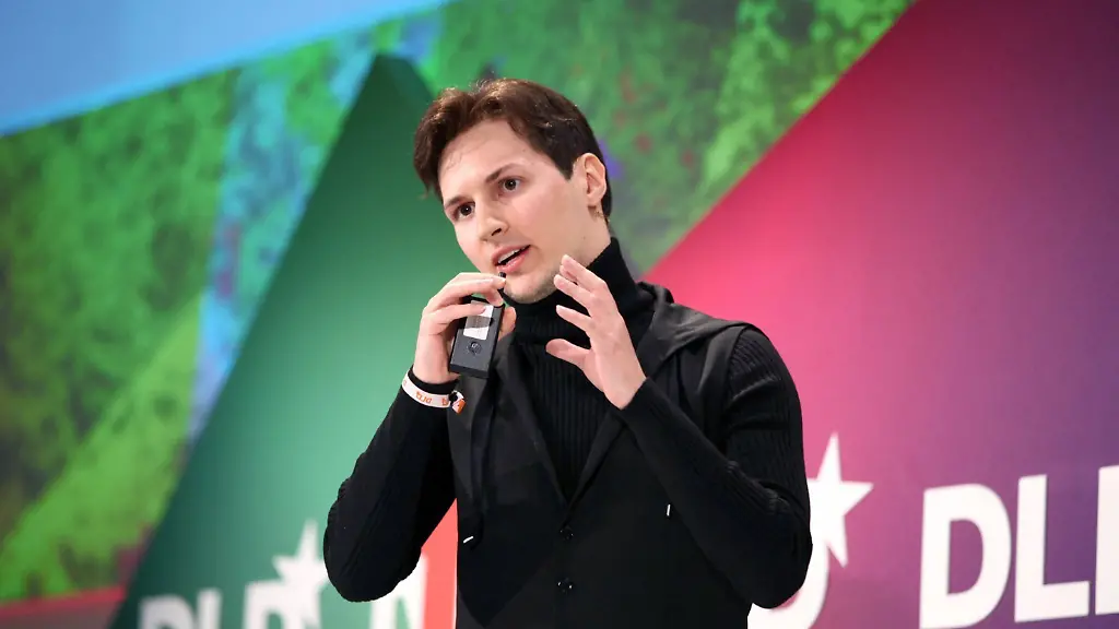 Pawel-Durow-der-in-Russland-geborene-Tech-Milliardaer-haelte-eine-Rede-waehrend-einer-Veranstaltung-in-einer-Szene-des-Dokumentarfilms-Telegram-Das-dunkle-Imperium-von-Pawel-Durow-undatiert-Der-Dokumentarfilm-wird-am-25-11-2025-auf-Arte-ausgestrahlt