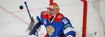 11-11-2021-Krefeld-Eishockey-Deutschland-Cup-Spieltag-1-Yayla-Arena-Deutschland-gegen-Russland-Torhueter-Alexander-Samonov-aus-Russland-wehrt-einen-Puck-ab