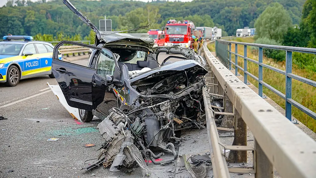 Bei-einem-Zusammenstoss-mit-einem-Lkw-ist-ein-Autofahrer-toedlich-verletzt-worden