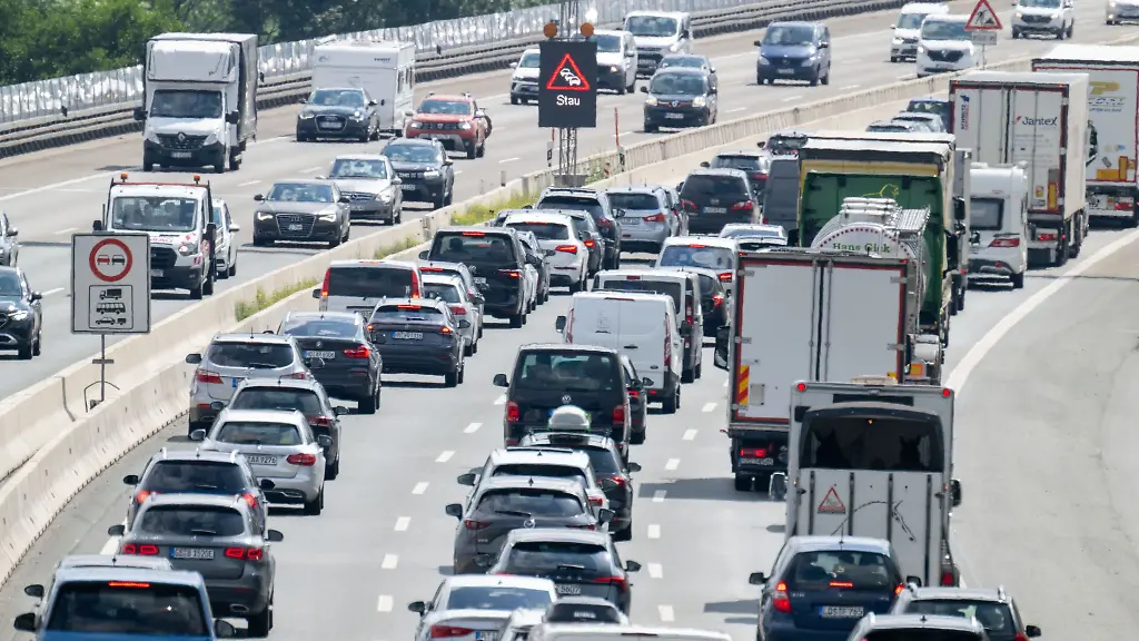 Besonders-zu-Beginn-der-Sommerferien-ist-die-Staugefahr-auf-bayerischen-Autobahnen-gross