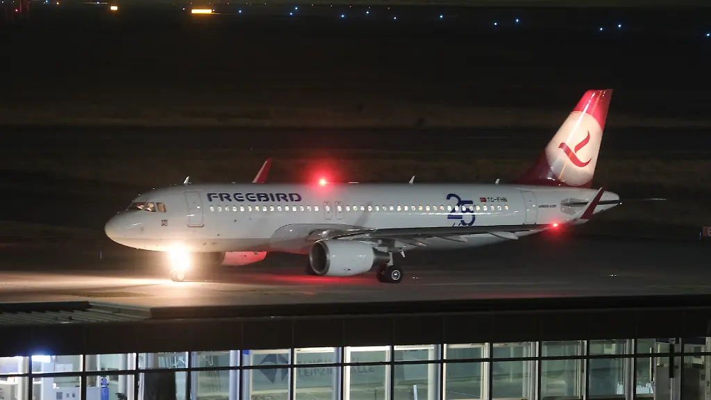 Ein-Flugzeug-rollt-am-Flughafen-Leipzig-Halle-zur-Startbahn-Am-Dienstagmorgen-wurde-dort-ein-Abschiebeflug-nach-Afghanistan-durchgefuehrt