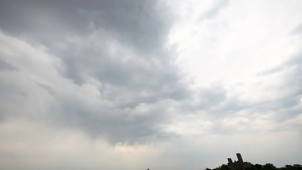 Der-DWD-erwartet-in-Hessen-am-Freitag-und-in-der-Nacht-zum-Samstag-teils-kraeftige-Gewitter-mit-Unwetterpotential