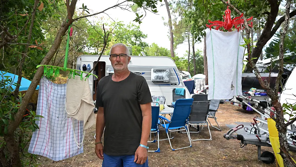Hartmut-Borowski-steht-auf-einem-Campingplatz-im-Departement-Gironde-in-der-Region-Nouvelle-Aquitaine-Wegen-der-im-Suedwesten-von-Frankreich-wuetenden-Waldbraende-musste-er-mit-seinen-Enkeln-und-seiner-Frau-einen-Campingplatz-in-Lacanau-verlassen